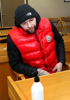 Taposta syytetty saapui oikeuteen vapaalta jalalta. KUVA: JUHA TAMMINEN