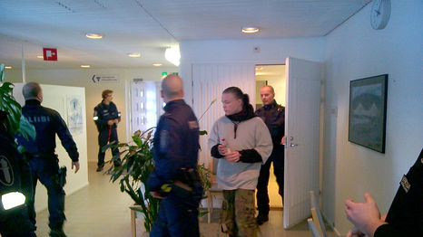 Poliisien välissä oleva on hän, joka on tavallaan itsekin uhri. Kuva Lapin Kansa