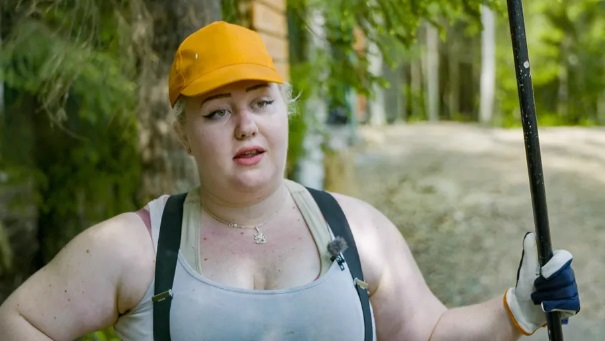 Evellä ei ole suurta intoa suorittaa lukio-opintoja loppuun. Hänellä on muita suunnitelmia. YLE