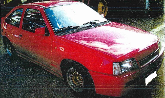 Poliisi pyytää havaintoja myös tästä punaisesta, vuosimallin 1988 Opel Kadett -henkilöautosta ja sen liikkeistä erityisesti Joensuun ja Ilomantsin alueella. (POLIISI)