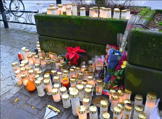Paikalle, josta 16-vuotias tyttö löytyi kuolleena, tuotiin runsaasti muistokynttilöitä. (KUVA: LEHTIKUVA)