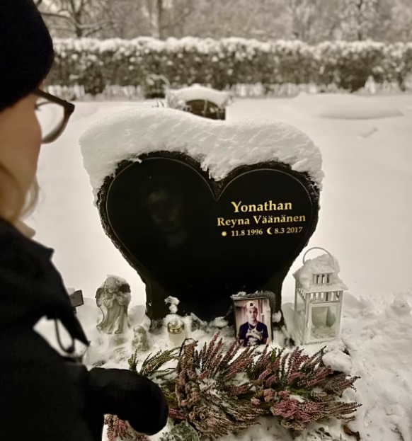 Tukholmalainen Katri Reyna Väänänen poikansa Yonathanin haudalla.<br />Kuva: Janne Järvinen / Yle