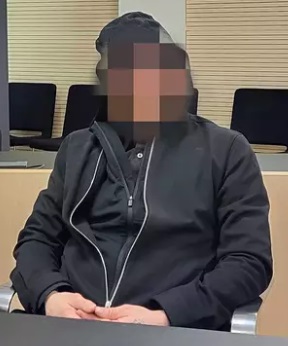 Taposta syytetty piiloutui hupun ja aurinkolasien taakse. KUVA: KIA KILPELÄINEN / IS