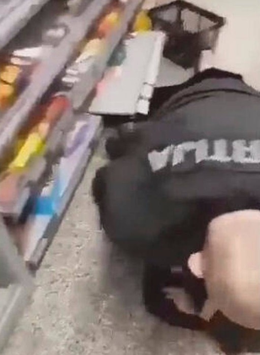 Somessa leviävällä videolla näkyi, miten turvamyyjä piti naista otteessaan. KUVAKAAPPAUS