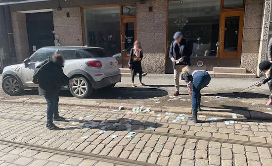 Kadulla oli tapahtumahetkellä runsaasti seteleitä. LUKIJAN KUVA.jpg