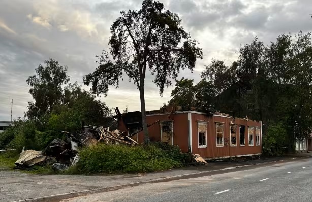 Tulipalo tuhosi täysin toisen Torikadulla palaneista rakennuksista varhain venetsialaissunnuntaina. Kuva: Heini Holopainen / Yle