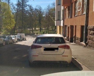 Valkoinen Mersu Sedan