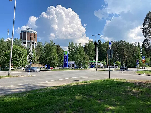 Nesteen huoltoasema Puistogrilliä vastapäätä.jpg