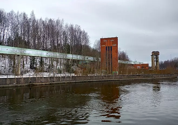 Vihreä puunkuljetin koteloineen.jpg
