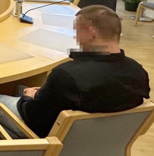 Pohjanmaan käräjäoikeudessa käsiteltiin kahden päivän ajan kokkolalaisen miehen kuolemaan johtanutta ampumista. Tuomio tuli tiistaina. Syytetyn kasvoja on sumennettu. Kuva: Tapio Lehtinen