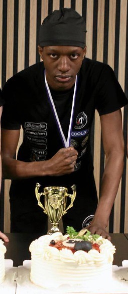 SM-mitalistit nyrkkeilyssä ------, Elia Niyonkuru ja -------- edustavat Nordic Nightmare Boxingia. Kuva Timo Pasanen / Uusimaa.