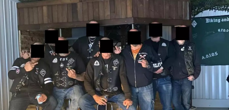 Poliisi liitti aineistoon löytämänsä kuvan Outlaws-jengiläisistä. KUVA: POLIISI
