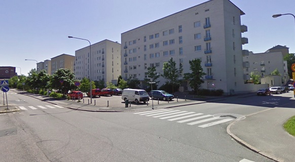 Hirsma surmattiin tämän talon parkkipaikalla. Kuvassa näkyvät samat tolpat kuin edellisen postauksen kuvassa. Kuva googlemaps.