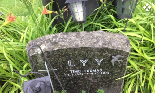 Pajusen ampuma, elämänsä keväässä kuollut nuori taksinkuljettaja on haudattu Helsinkiin, Malmin hautausmaalle. Kuva billiongraves.