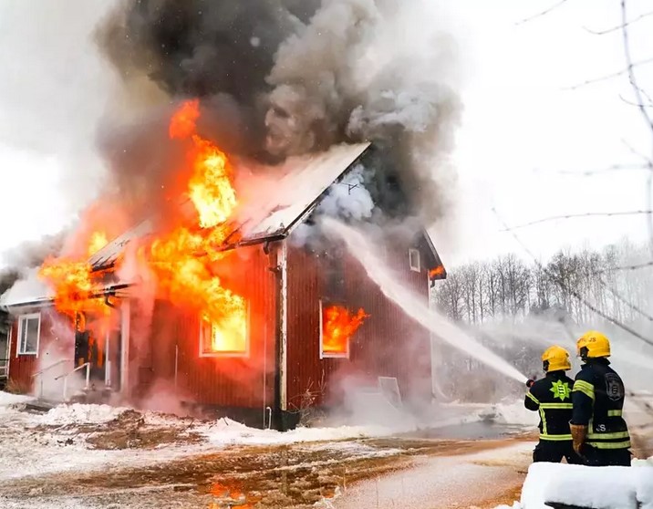 Palokunta poltti tontilla olleen homeisen talon marraskuussa 2023. Savussa on kuin heijastus ihmisen kasvoista. Kuva: Niko Kivelän kotialbumi