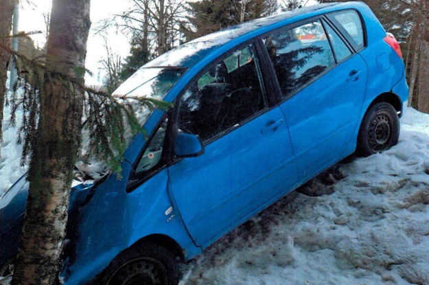 Lahtelaismiehen auto suistui ojaan sen jälkeen, kun oli törmännyt ihmiseen risteyksessä Lahden Patomäessä. HÄMEEN POLIISI