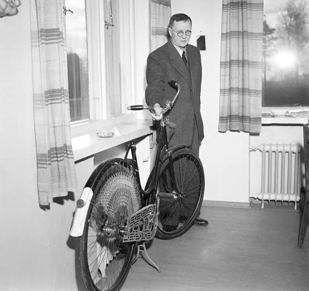 Kyllikki Saaren polkupyörä löytyi heinäkuussa 1953 suonsilmäkkeestä. (KUVA: U. A. SAARINEN / MUSEOVIRASTO)