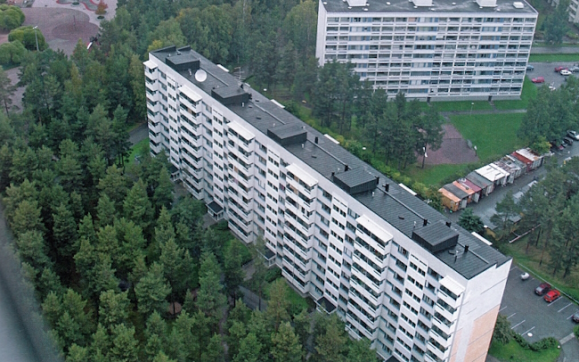 Etualan kerrostalon keskirapun viidennessä kerroksessa olevassa epäillyn asunnossa tapahtui henkirikos.jpg