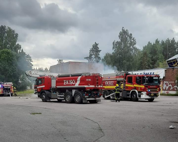 Iltatähti palaa, takapiha