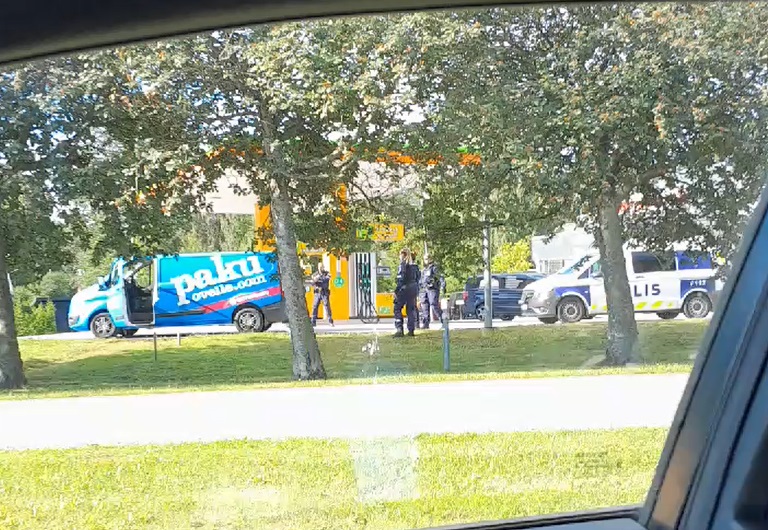 Poliisilla oli operaatio Turun Länsikeskuksessa keskiviikkoaamupäivällä. LUKIJAN KUVA