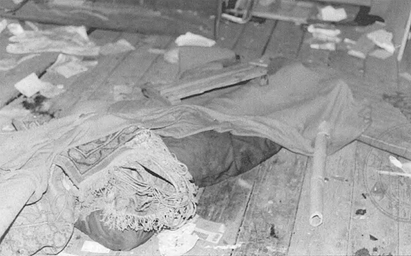 Tapaus 15.6.91. Ruumis oli peitetty matolla ja päiväpeitolla, jotka kaikki olivat verisiä. Päälle oli vielä heitetty puinen ritilä..jpg