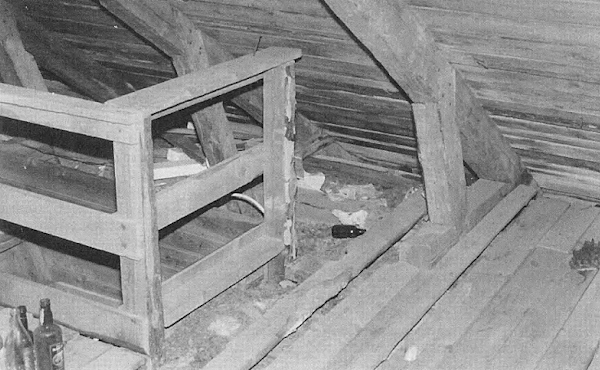 Palomiehet totesivat palon olleen ullakon porraskäytävän puupilarin juuressa.jpg