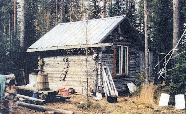 Niilo Ryömän metsäkämppä Kortesjärvellä, kuvattuna kaakosta.jpg