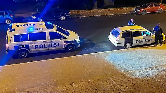 Valepoliisiauto pysäytettynä.jpg