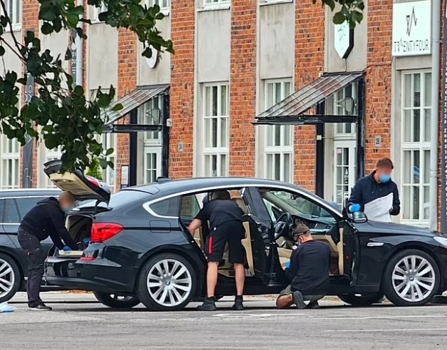 Mustaa BMW-autoa tutkittiin Lahden Satamakadulla. Kuva: Lukijan kuva