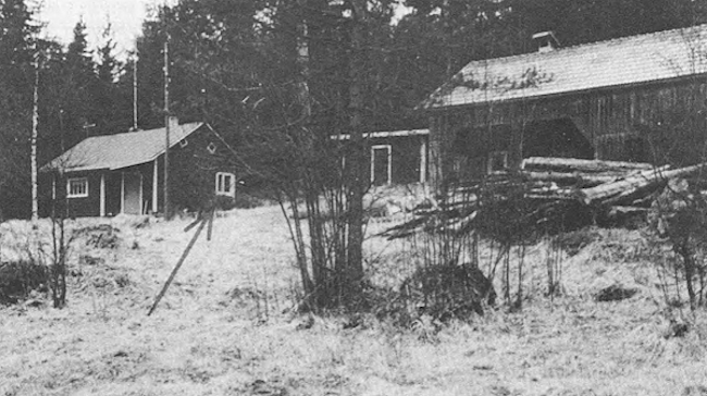 Tekijät yöpyivät oikealla olevan navetan ylisillä. Aamulla he murtautuivat vasemmalla olevaan mökkiin.jpg