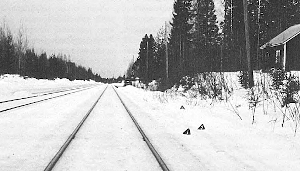 Uhrin putoamispaikka Syrjän aseman läheisyydessä. 1-2, putoamisessa lumeen syntyneet kuopat, 3, ruumiin löytöpaikka.jpg