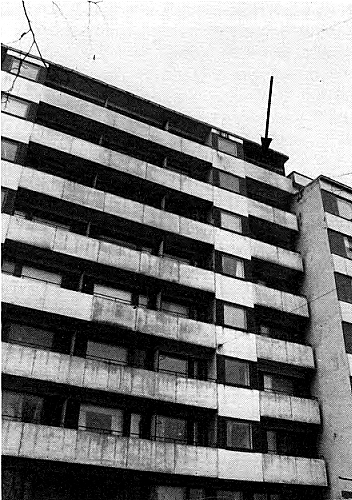 Surmahuoneisto sijaitsi kerrostalon ylimmässä kerroksessa.jpg
