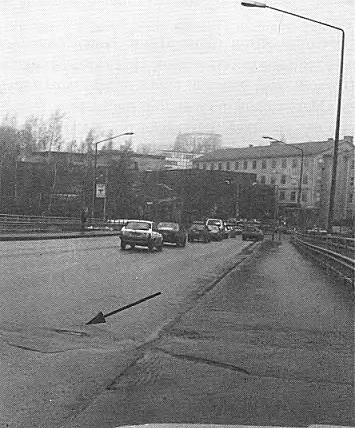 Surmavälineet heitettiin kuvassa näkyvään, nuolella merkittyyn sadevesikaivoon.jpg