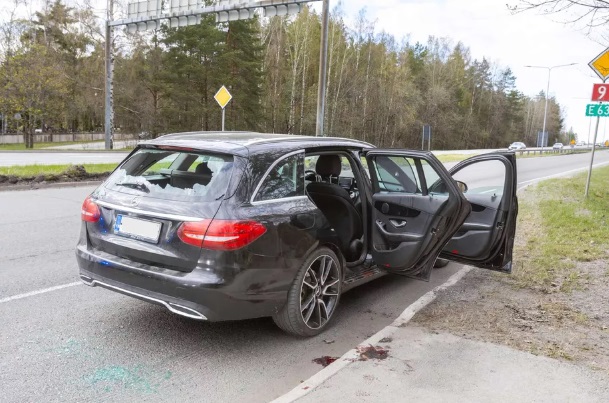 Tässä autossa käytiin kulttuurista kamppailua. Kuva poliisi.