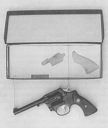 Arto Huhdan asunnosta takavarikoitu tyhjä CZ Grand -merkkisen 22-kaliiperisen revolverin kotelo. Kotelon alla lainattu samanmerkkinen ase, jolla ammuttiin koelaukaukset.jpg