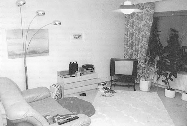 Olohuone ja punainen säkkituoli, jonka päällä Antti Ranta oli ollut nukkumassa 8. marraskuuta 1994 aamulla.jpg