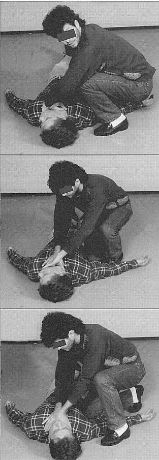 Rekontruktio. Kemal Sengül näyttää miten kuristaminen tapahtui.jpg