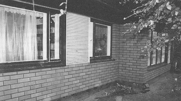 Kärkien talo kuvattuna takaa. Oikealla äärimmäisenä ikkuna, josta Kalliomäki meni ikkunan rikkoen sisään.jpg