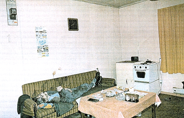 Yleiskuva Matti Mainion eteisen ovelta keittiön suuntaan. Vainaja selällään sohvalla.jpg
