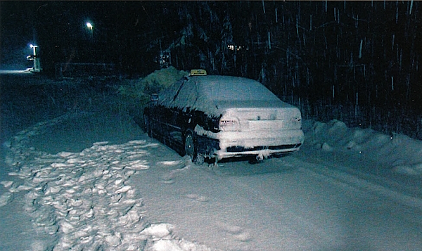 Taksiauto löytyi vajaan kahden tunnin kuluttua parin kilometrin päästä tapahtumapaikasta. Tekijän poistumisjäljet olivat peittyneet lumeen.jpg