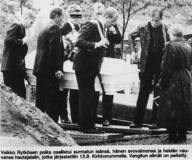 Tämä kuva julkaistiin sen jälkeen kun poika oli vangittu. Siksi musta palkki silmien edessä. Kuva ja kuvateksti Iltalehti.