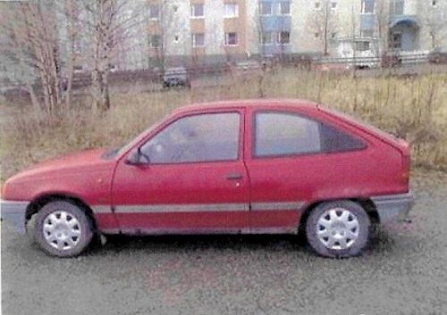Kaksiovinen Opel Kadet-henkilöauto vuosimallia 1990.jpg