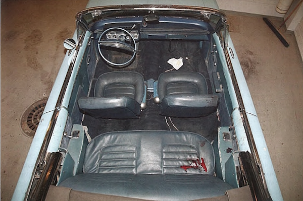 Uhrien auto sisältä.jpg