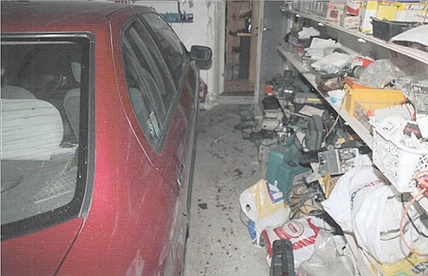Tekijä kertoi yrittäneensä käynnistää uhrin auton. Uhrin pakoreitti erottuu verivanana autotallissakin.jpg
