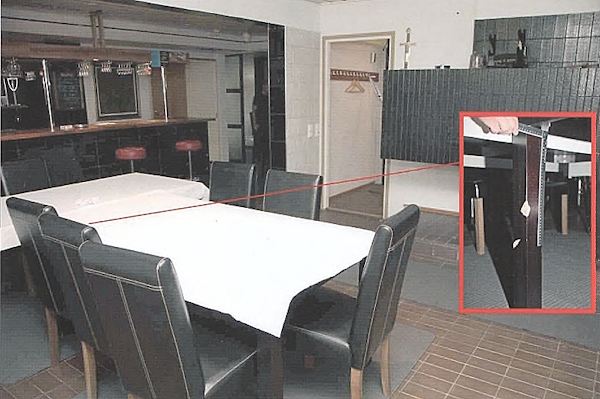 Ruokailutilan pöydänjalassa oli kaksi teräaseen iskemäjälkeä, joista toisessa todettiin olevan Esan verta..jpg