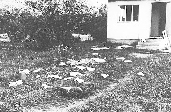 Tapahtumapaikka tutkijoiden saapuessa paikalle. Räjähdyksen voimakkuudesta kertovat irtilentäneet ikkunanpuitteet. Muut pihalla olevat esineet kuitenkin ensiavunantajien jäljiltä..jpg