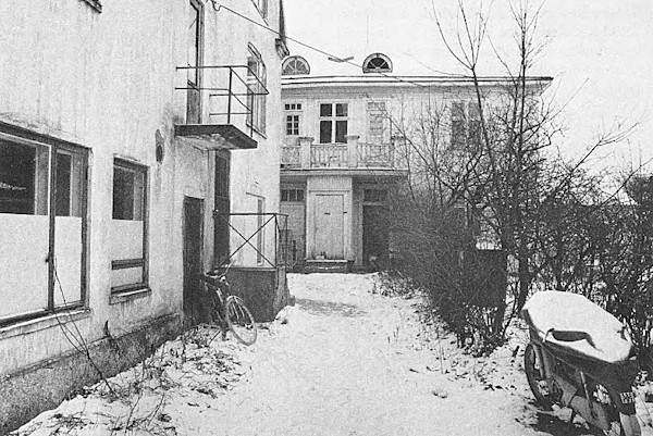 Nummenkatu 8 pihamaa. Vasemmalla Rantalaisen asuntoon johtava porras, takana asumaton rakennus, mistä uhri löytyi..jpg