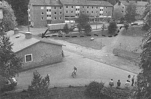 Viljo palasi R-kioskilta ja meni vasemmalla näkyvän talon taakse, missä tapasi konstaapelit.jpg