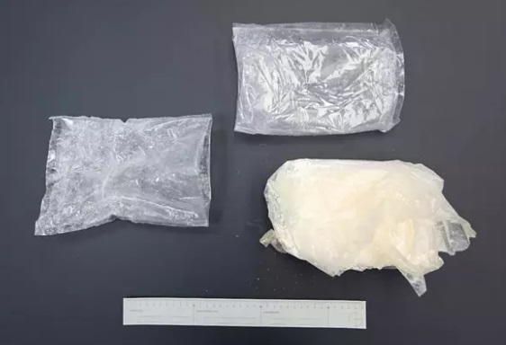 Amfetamiinia löytyi lähes kilo. Arvo katukaupassa olisi ollut poliisin mukaan noin 27 000 euroa. Kuva: Hämeen poliisi