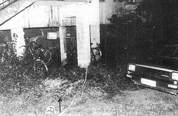 Juho Leppäsen surmapaikka ulkorappusten alapuolella Datsunin edessä. Leppäsen surmaaminen onnistui 3. yrittämällä ja se tapahtui tässä.jpg